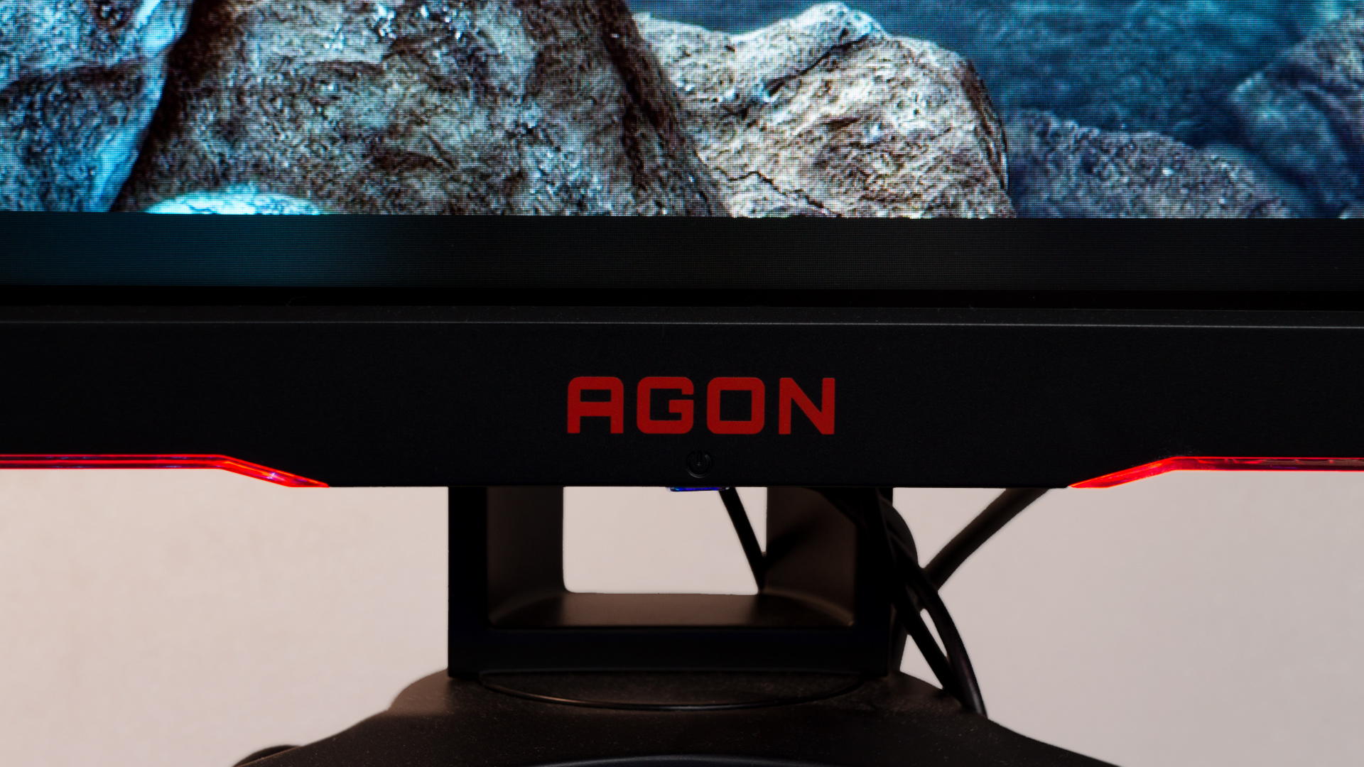 AOC Agon monitor review frontlogo 1