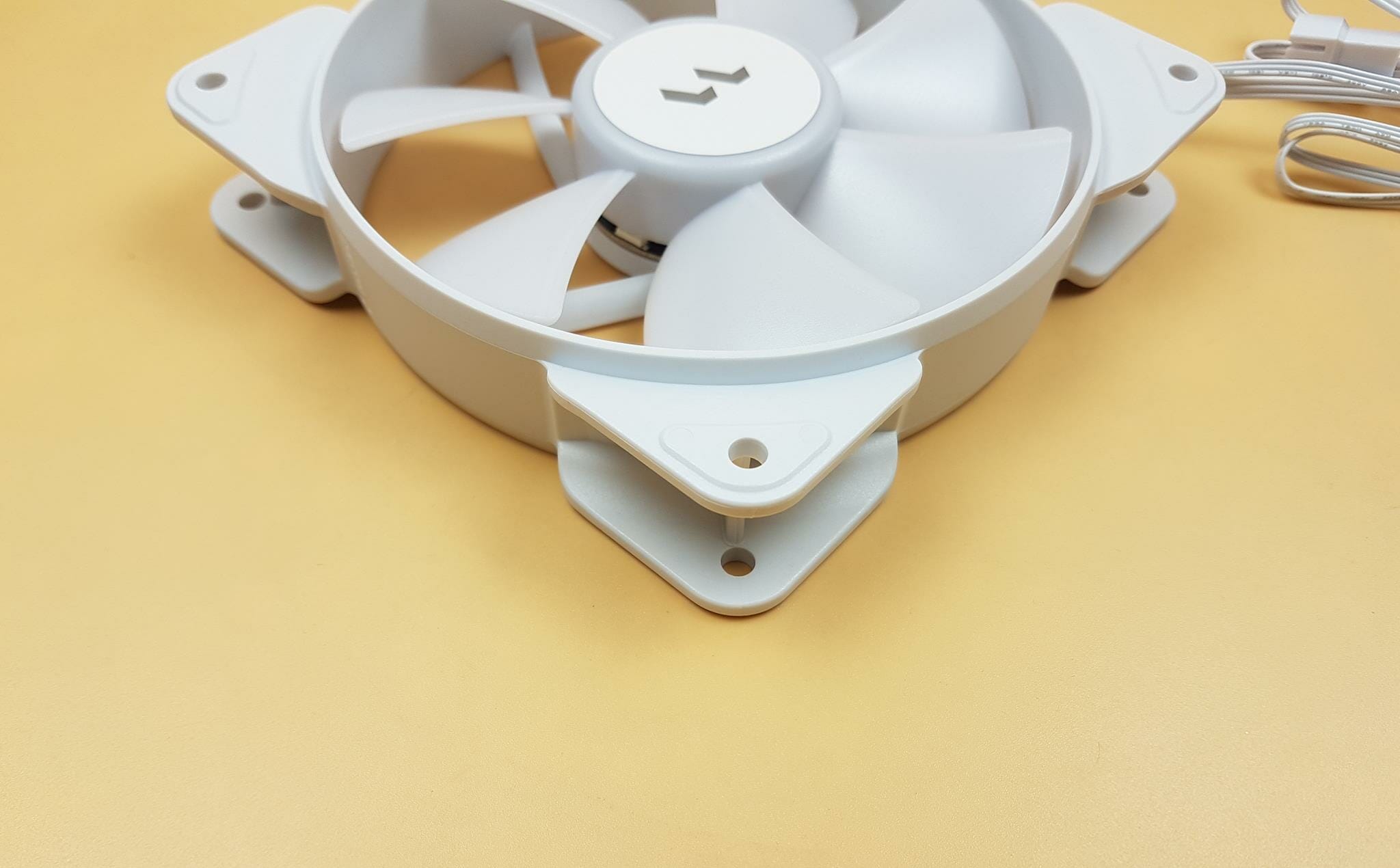 FRACTAL DESIGN Aspect 12 RGB PWM Blanc Ventilateur PC 120mm (FD-F-AS1-1209)  avec Quadrimedia