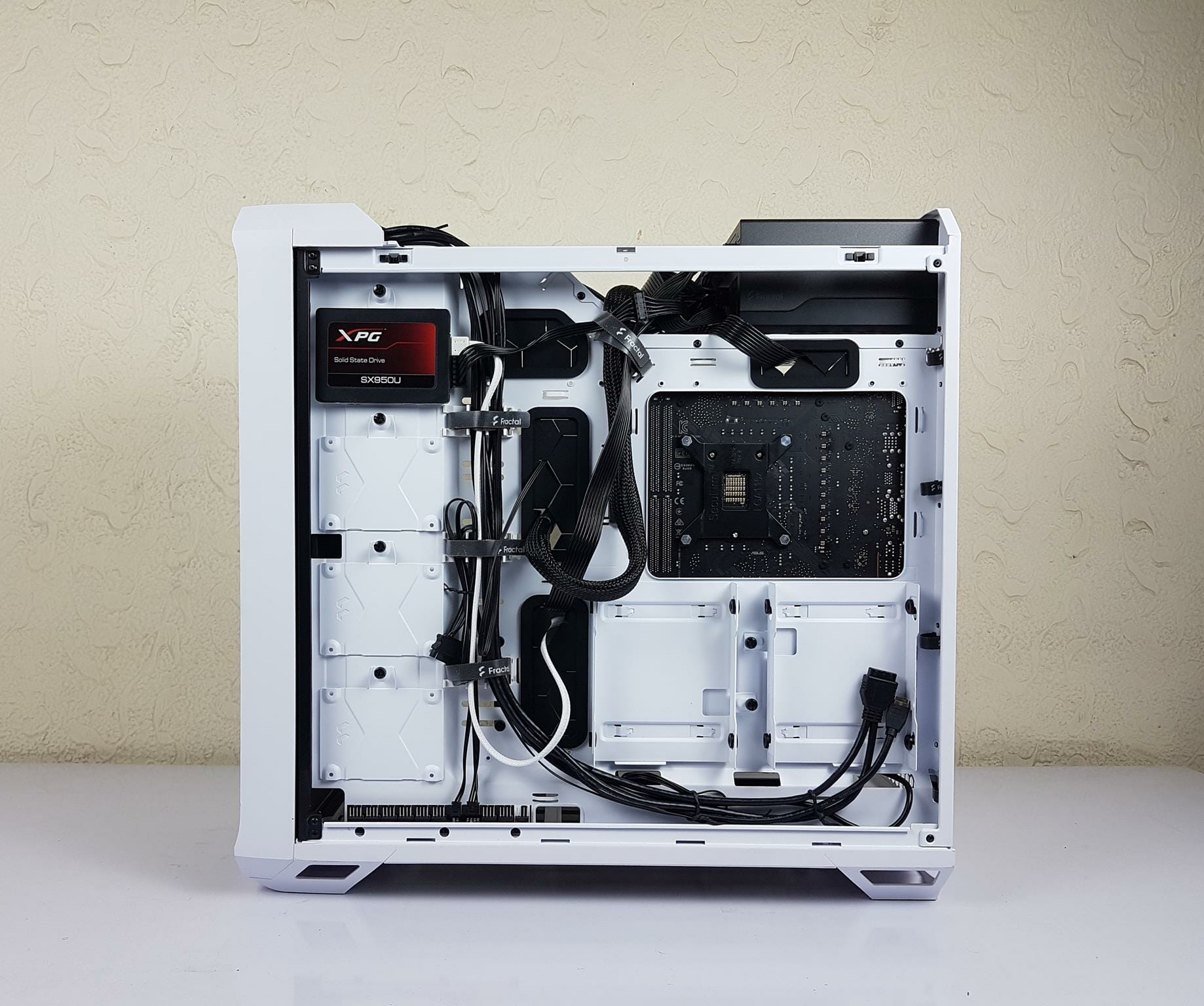 Torrent White : Fractal Design offers a white case ! - Overclocking.com