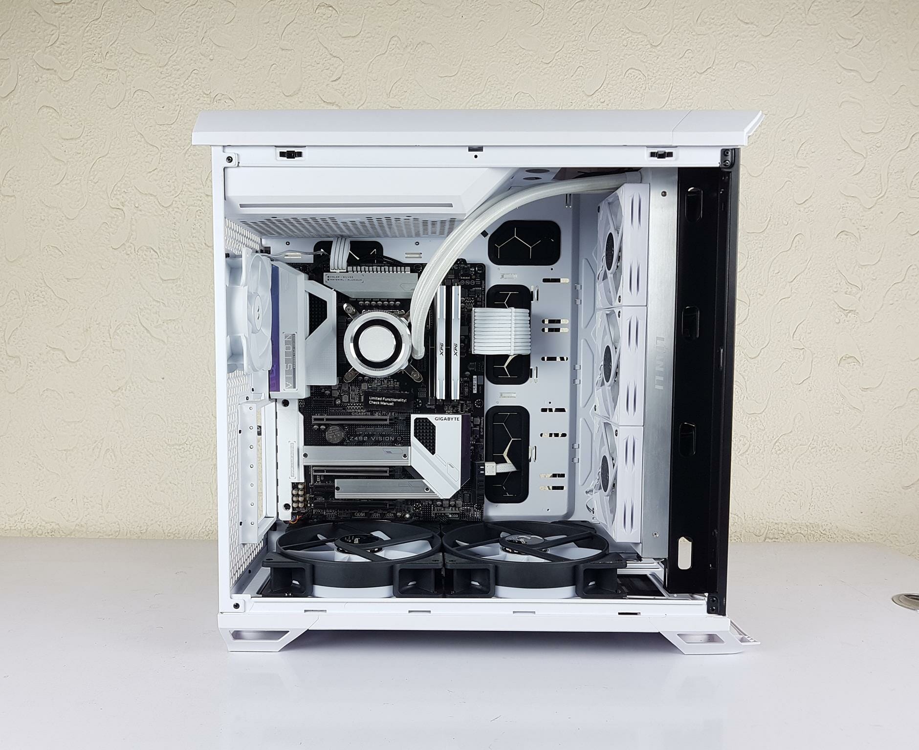 Torrent White : Fractal Design offers a white case ! - Overclocking.com