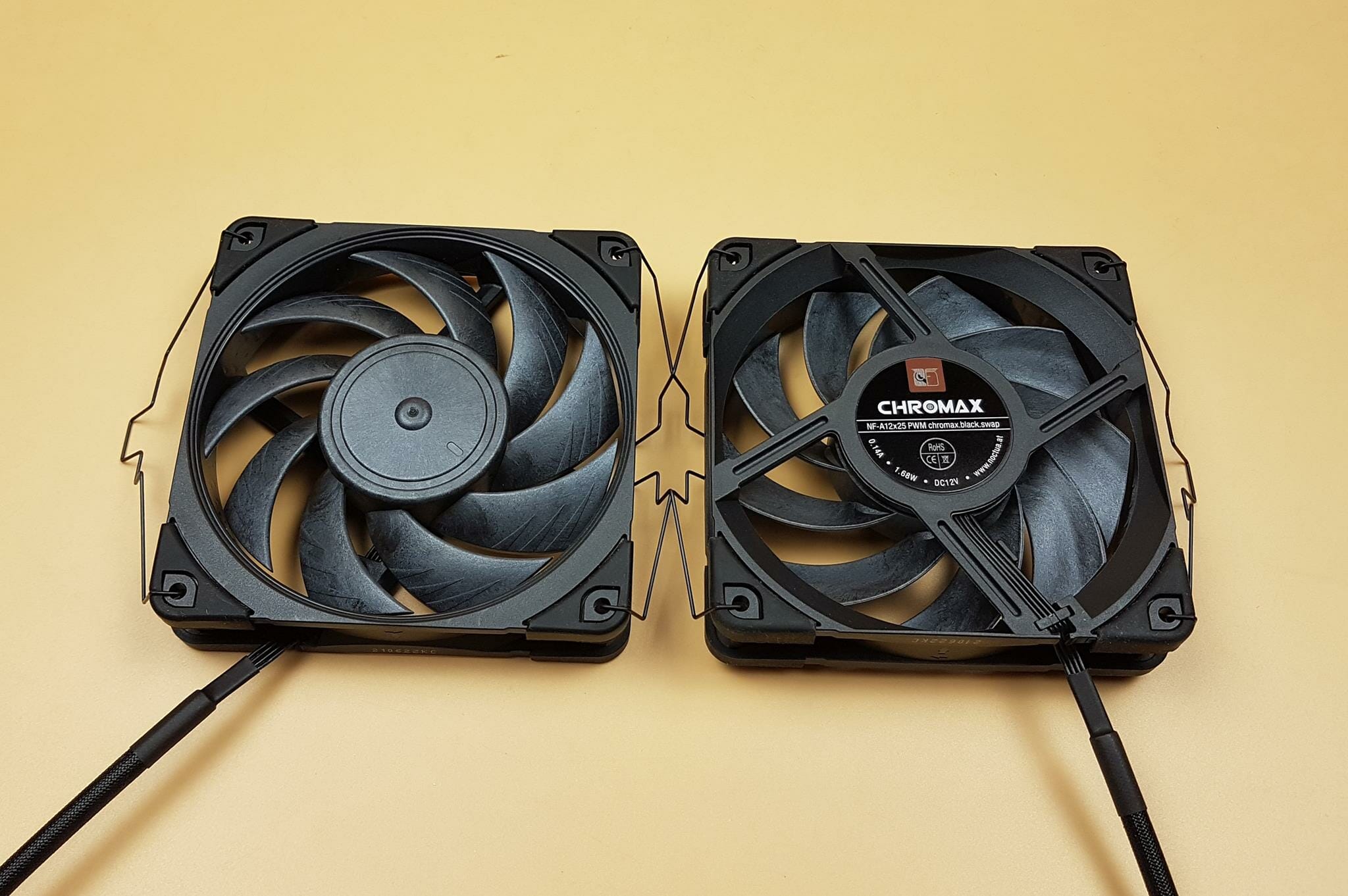 NH-U12A chromax.black 120mm CPU Cooler with two quiet NF-A12x25 fans