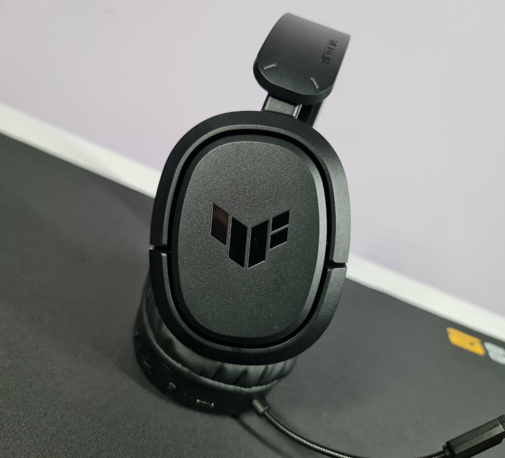 ASUS TUF GAMING H1 WIRELESS GAMING HEADSET Review side view 2