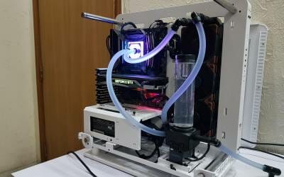 Reviews 5 Alphacool Eisbecher D5 Reservoir/Pump Review