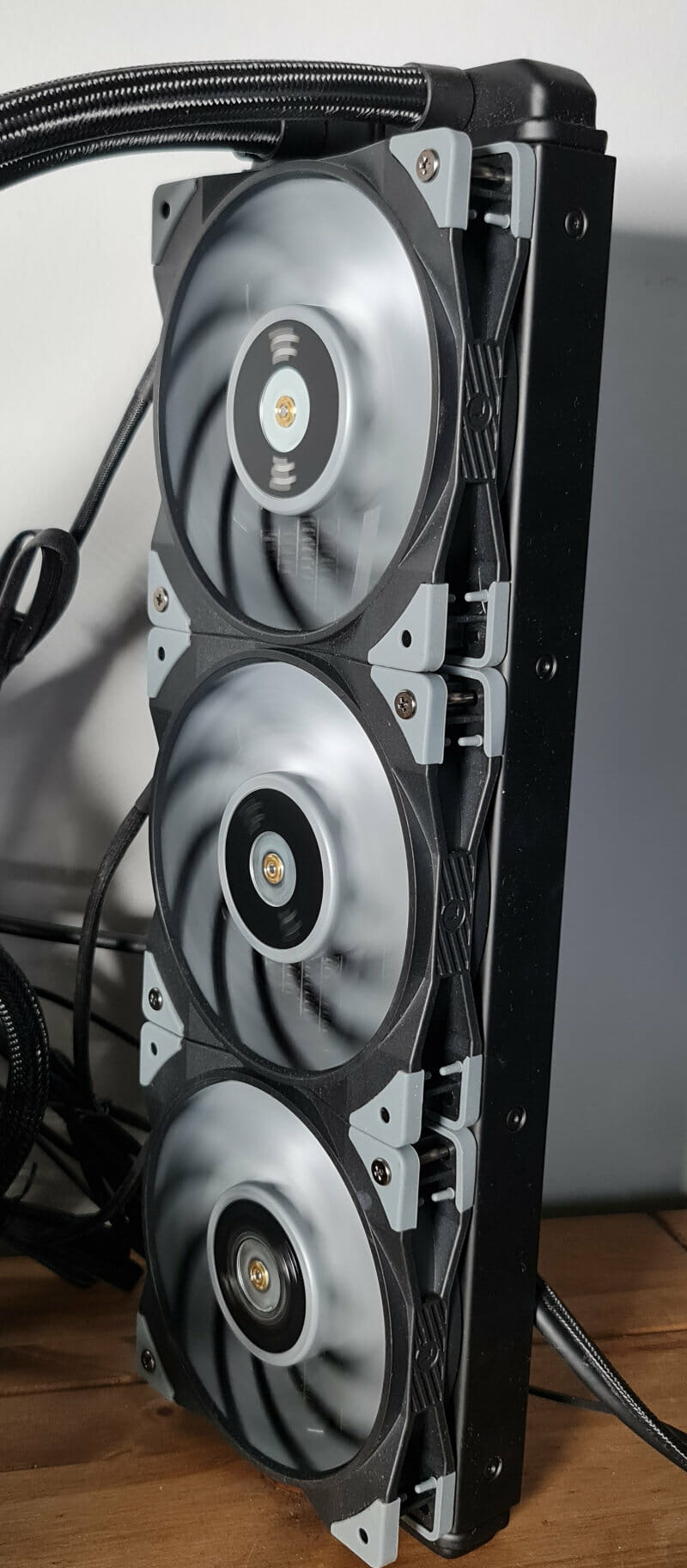 thermaltake toughliquid ultra 360 aio cpu cooler fans on radiator