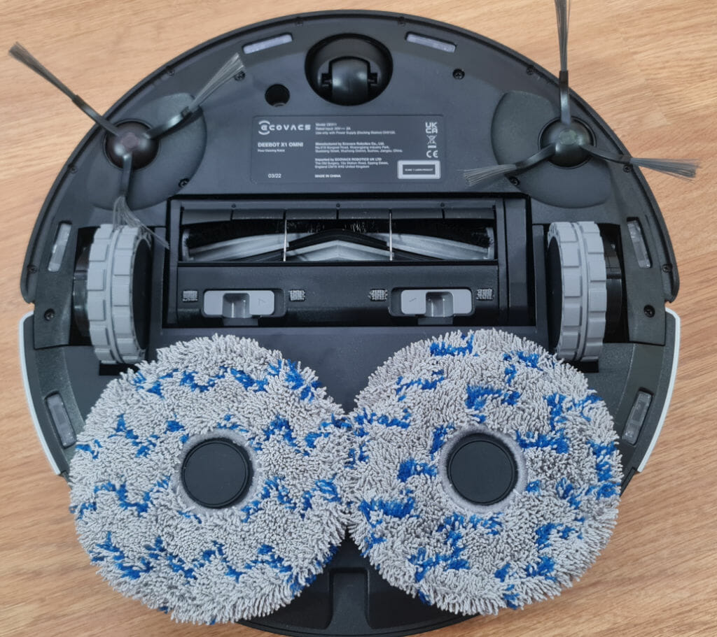 ECOVACS DEEBOT X1 OMNI bottom with mop pads and brushes