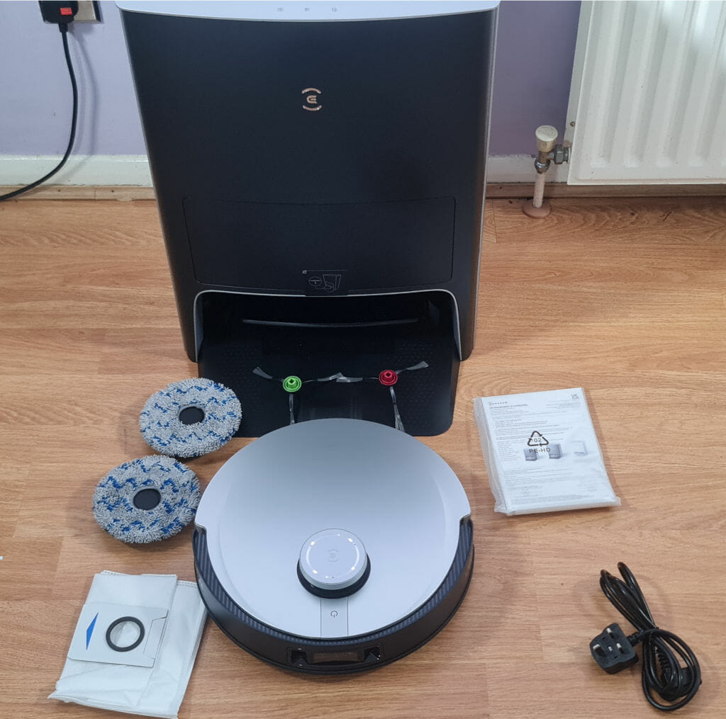 ECOVACS DEEBOT X1 OMNI station with robot and accessories