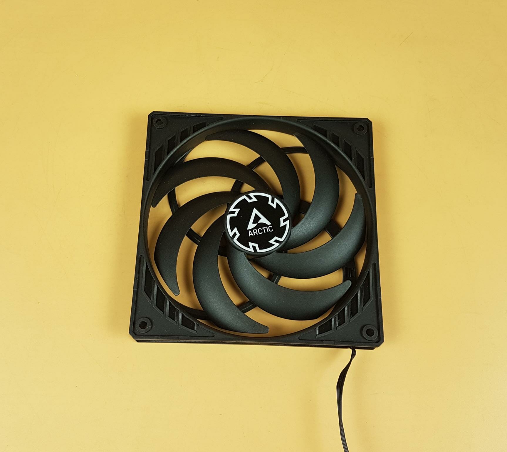 ARCTIC P14 SLIM PST PWM Fans Review 