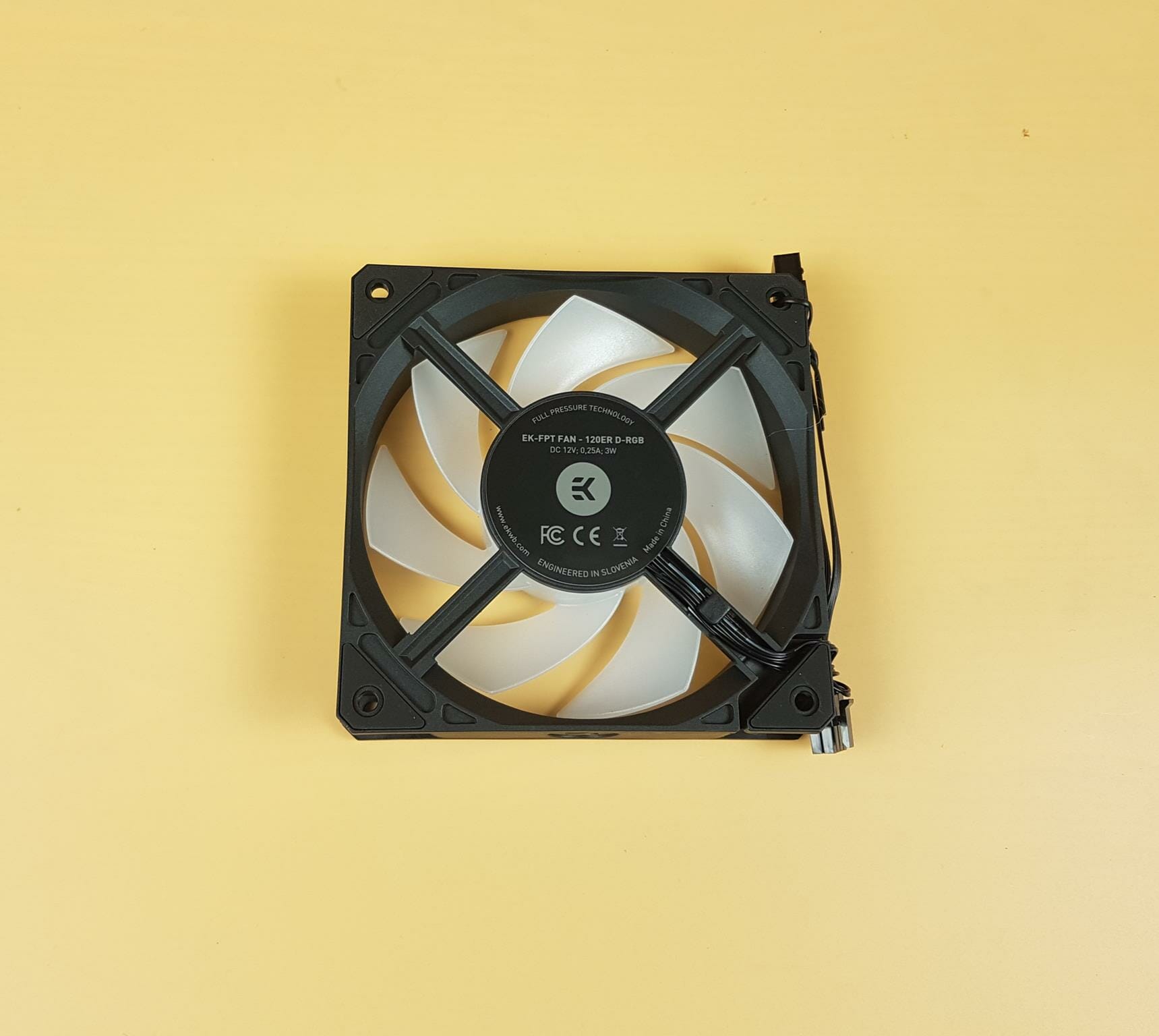 EK Nucleus AIO CR360 Lux D RGB Fan 2