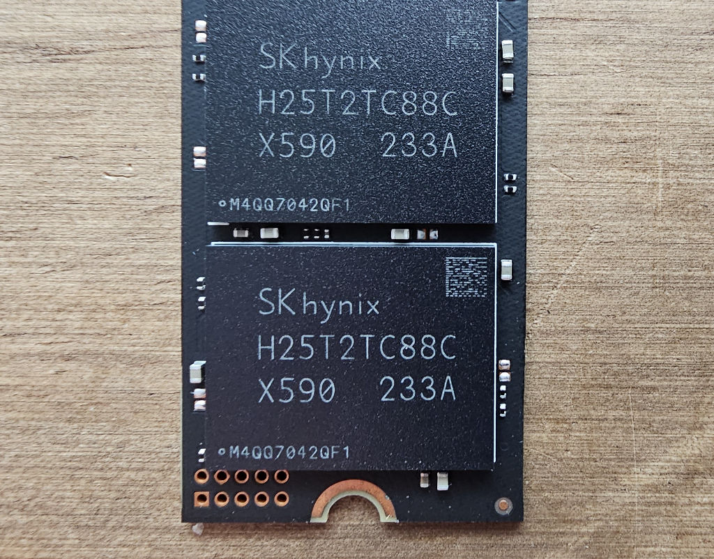 Solodigm P44 Pro 1TB PCIe 4.0 NVMe SSD storage chips