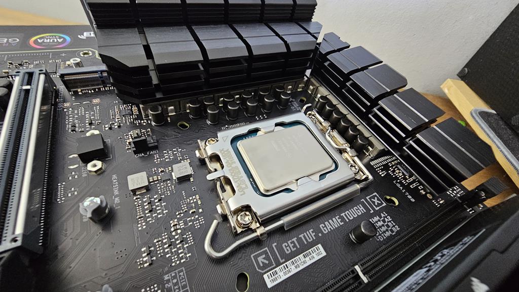 ASUS TUF GAMING Z790-PLUS WIFI Review CPU Installed