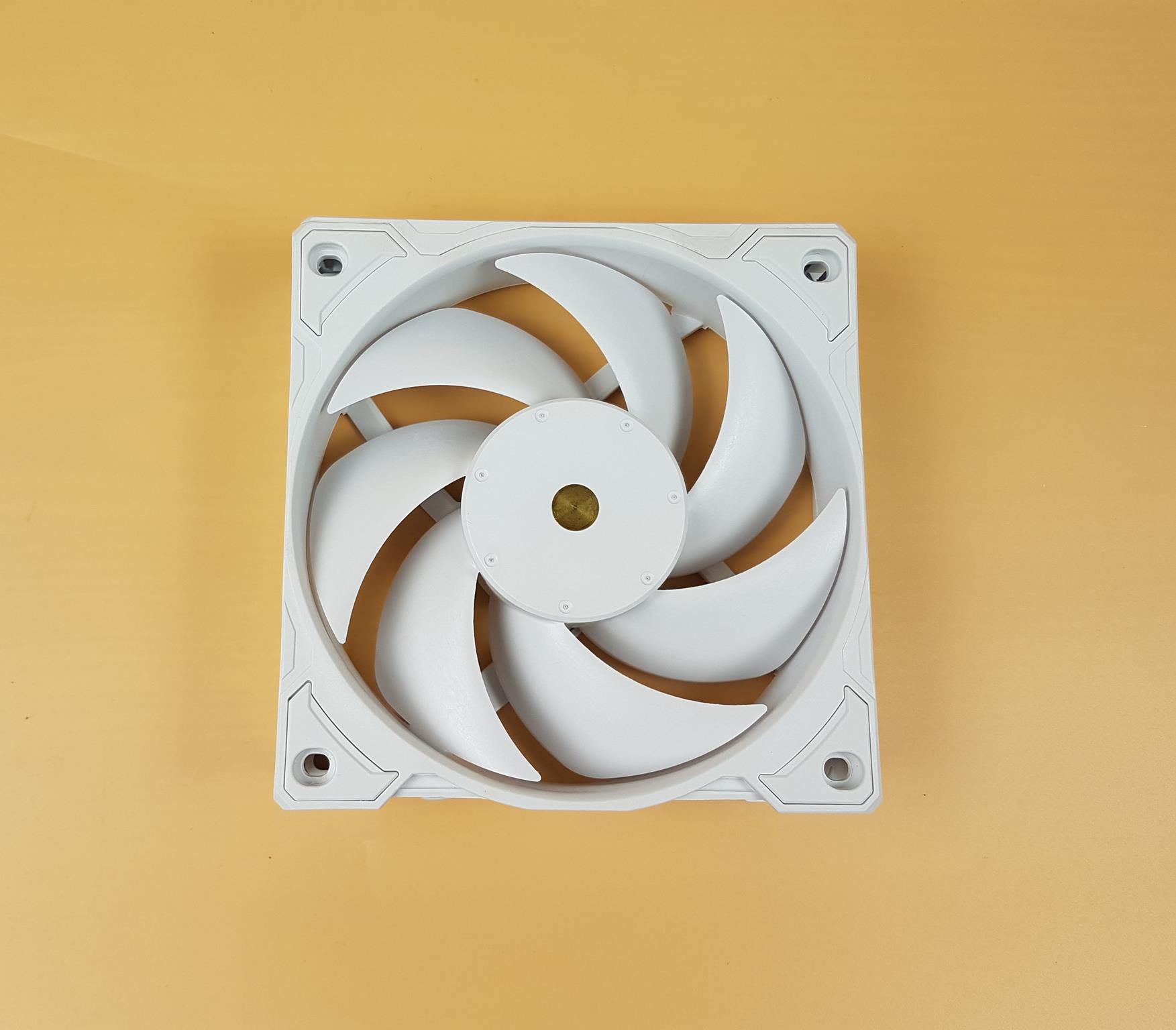 Lian Li GALAHAD II Trinity Performance 360 White Review 33 Lian Li GA II Trinity Performance 360 Fan 1