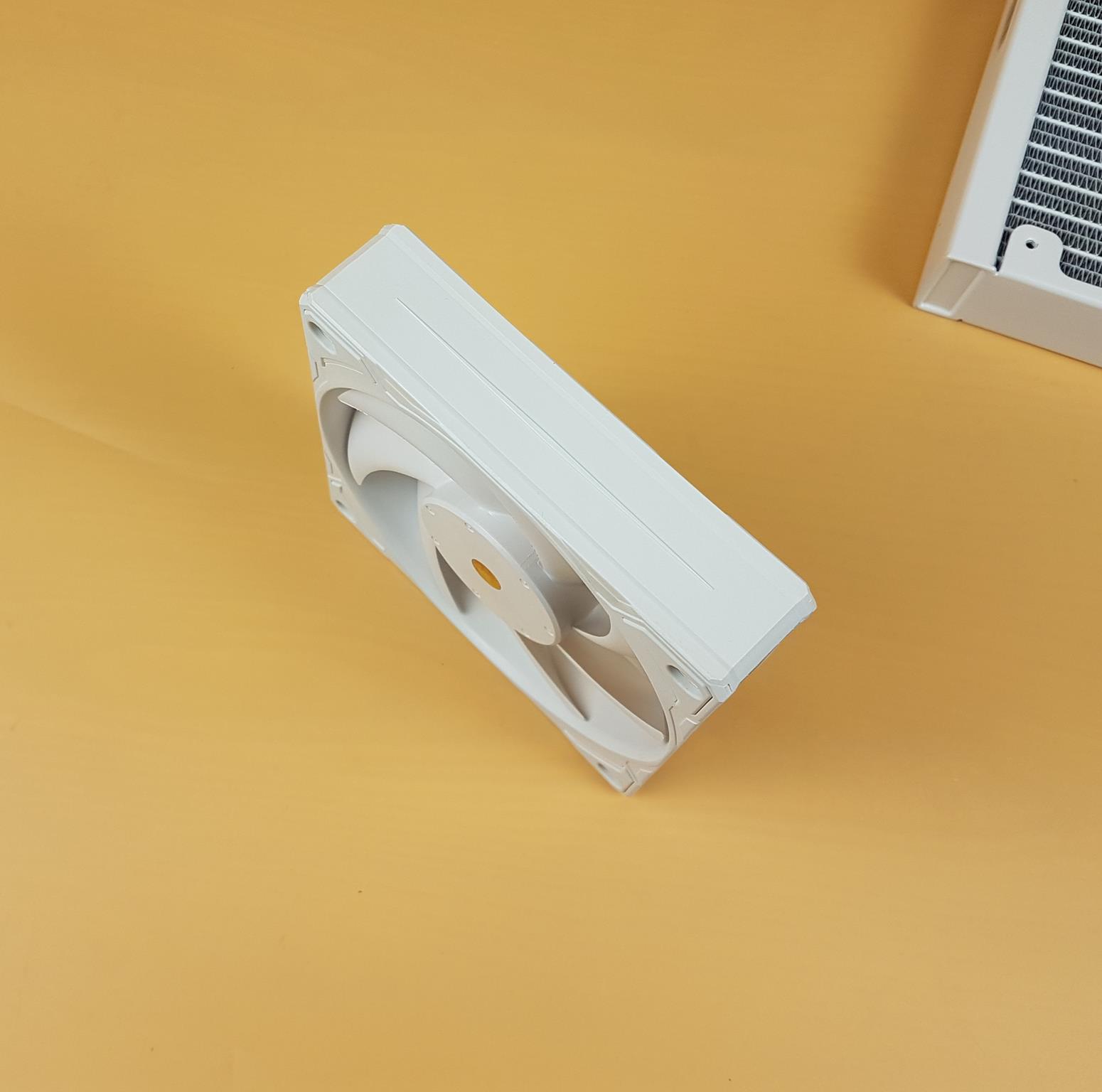 Lian Li GALAHAD II Trinity Performance 360 White Review 34 Lian Li GA II Trinity Performance 360 Fan 2