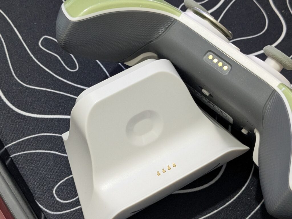 EasySMX D10 Review – Powerful Multiplatform Controller with Pro Features 21 EasySMX D10 Charging dock prongs
