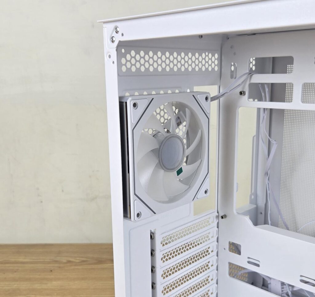 DeepCool CG530 4F WH: A perfect case for the budget users with no compromise 19 DeepCool CG530 4F WH Side View 8