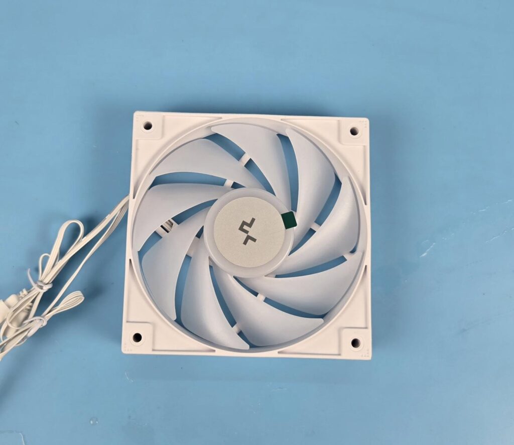 DeepCool LE360 V2 White: King of Budget Coolers 16 DeepCool LE360 V2 White Fan 1