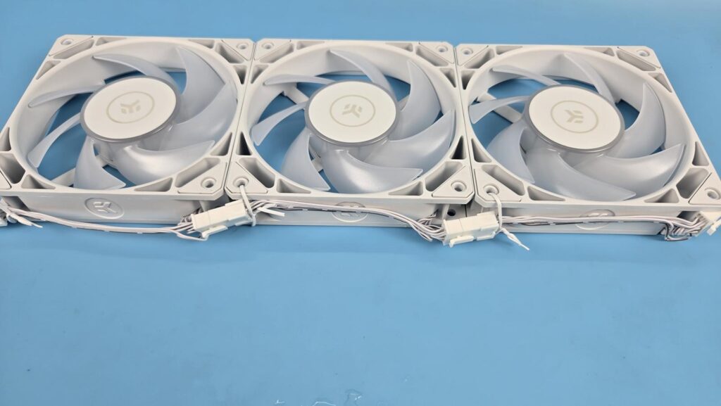 EK Nucleus AIO CR360 Lux D RGB White Fan Cables 1