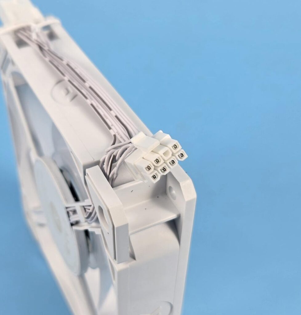 EK Nucleus AIO CR360 Lux D RGB White Fan Connector 1 1