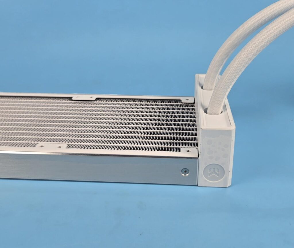 EK Nucleus AIO CR360 Lux D RGB White Radiator 2