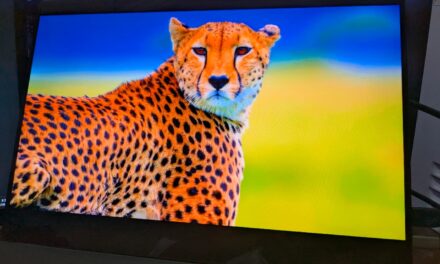 UPERFECT UColor O2 review: Amazing OLED screen in a slim design