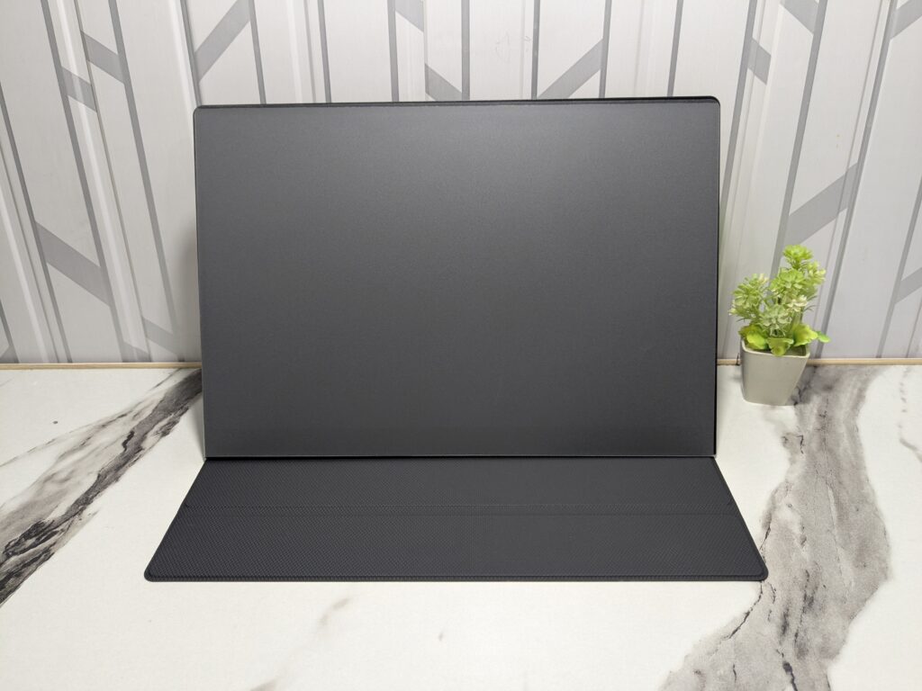 UPERFECT UColor O2 review: Amazing OLED screen in a slim design 6 UPERFECT UColor O2 OLED Portable Gaming Monitor 7