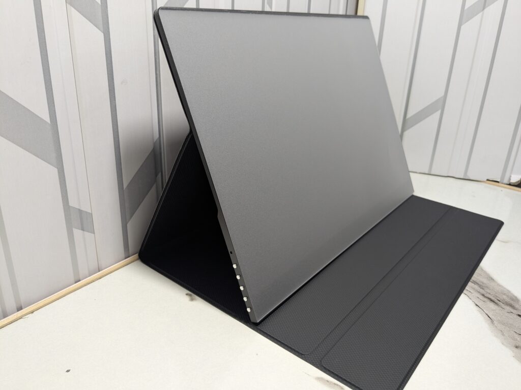 UPERFECT UColor O2 review: Amazing OLED screen in a slim design 5 UPERFECT UColor O2 OLED Portable Gaming Monitor 8