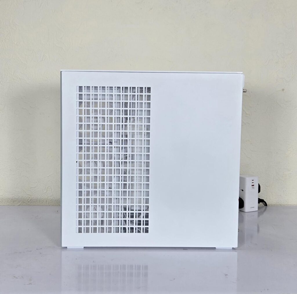 ARCTIC Xtender VG White Case Review: One Case to Rule them All! 33 ARCTIC Xtender VG White Backside View 1