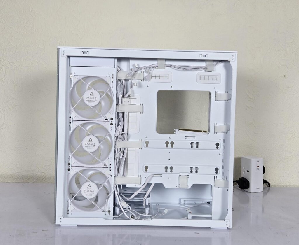 ARCTIC Xtender VG White Case Review: One Case to Rule them All! 35 ARCTIC Xtender VG White Backside View 3