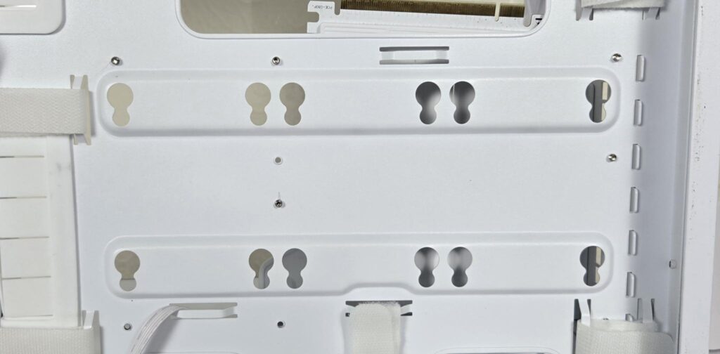 ARCTIC Xtender VG White Case Review: One Case to Rule them All! 36 ARCTIC Xtender VG White Backside View 4