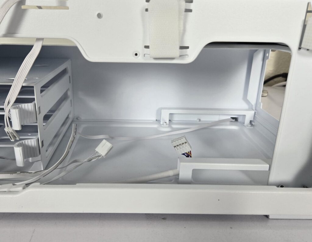 ARCTIC Xtender VG White Case Review: One Case to Rule them All! 37 ARCTIC Xtender VG White Backside View 5