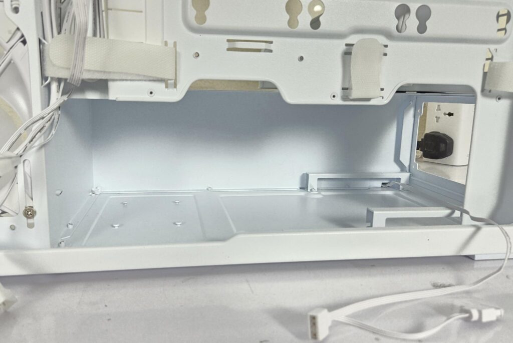 ARCTIC Xtender VG White Case Review: One Case to Rule them All! 40 ARCTIC Xtender VG White Backside View 7