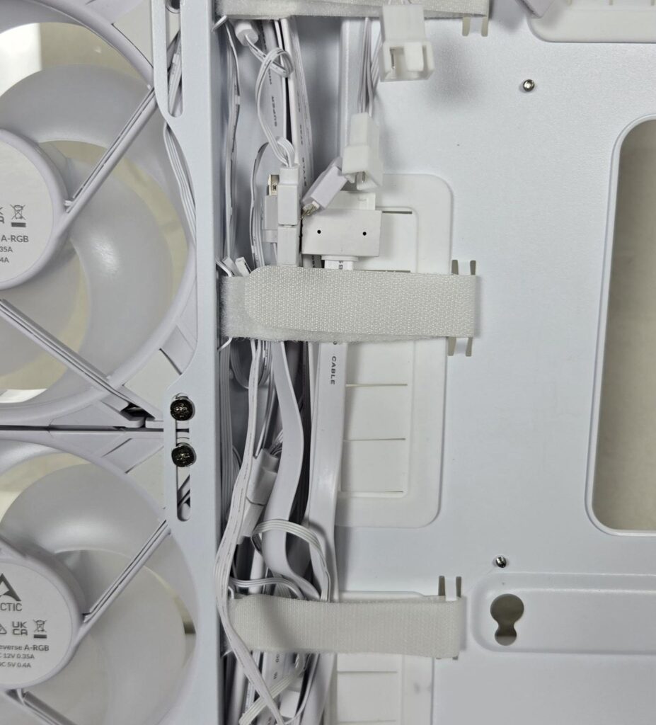 ARCTIC Xtender VG White Case Review: One Case to Rule them All! 41 ARCTIC Xtender VG White Backside View 8
