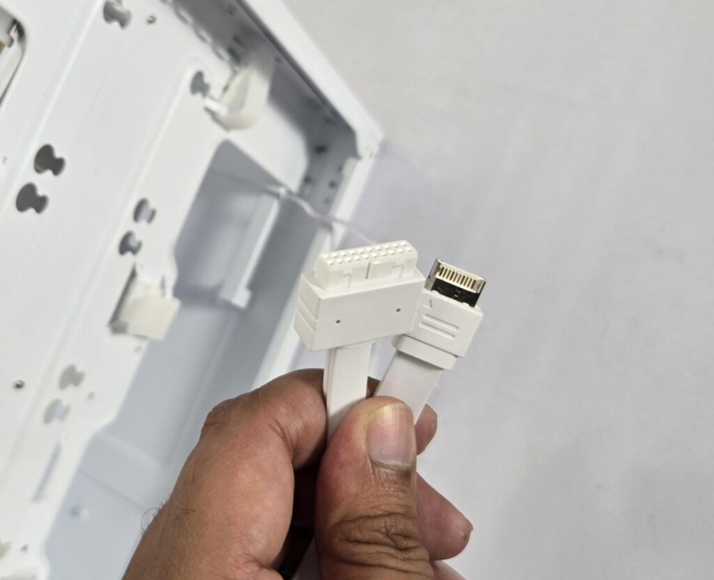 ARCTIC Xtender VG White Case Review: One Case to Rule them All! 43 ARCTIC Xtender VG White Cables 1