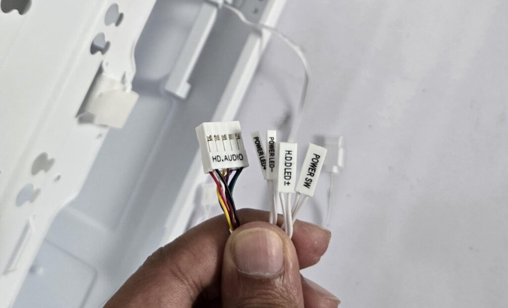 ARCTIC Xtender VG White Case Review: One Case to Rule them All! 44 ARCTIC Xtender VG White Cables 2