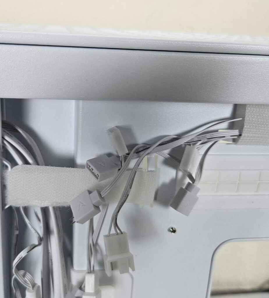 ARCTIC Xtender VG White Case Review: One Case to Rule them All! 45 ARCTIC Xtender VG White Cables 3