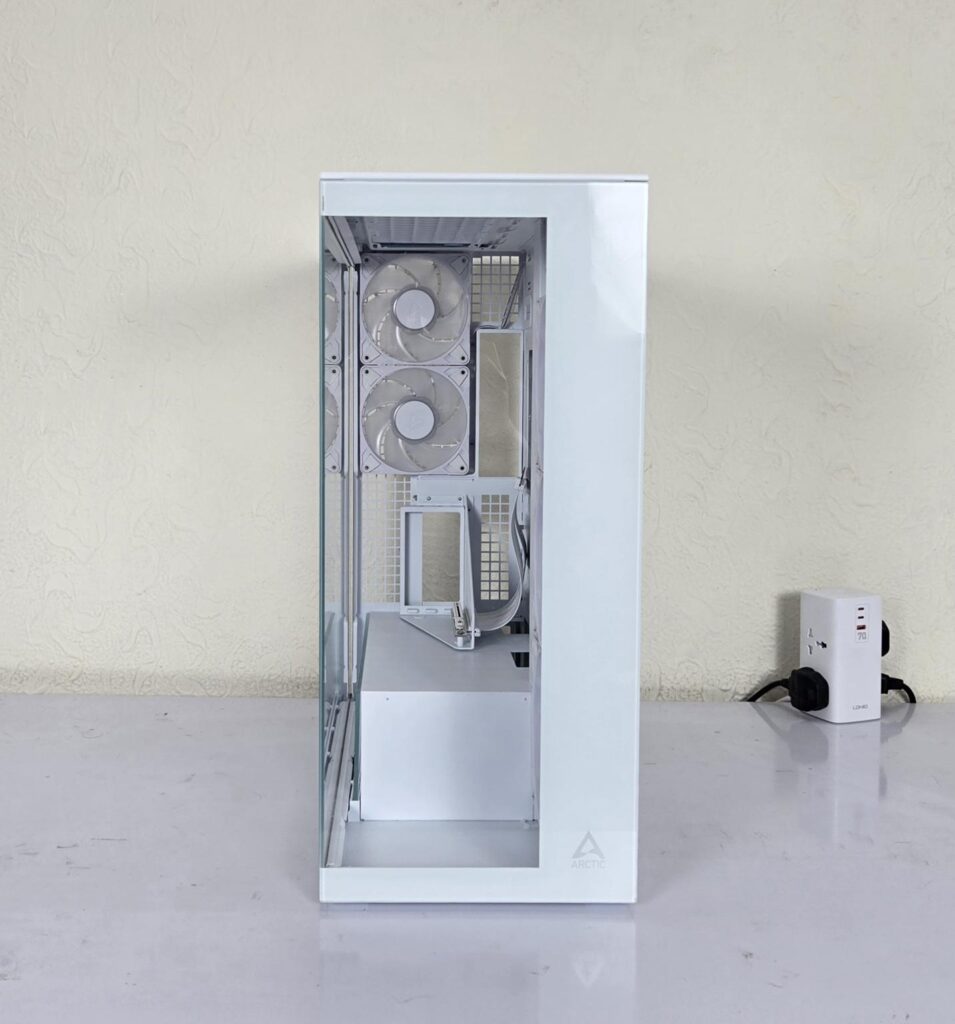 ARCTIC Xtender VG White Case Review: One Case to Rule them All! 6 ARCTIC Xtender VG White Front View