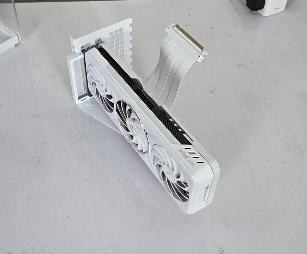 ARCTIC Xtender VG White Case Review: One Case to Rule them All! 24 ARCTIC Xtender VG White PCIe Bracket 2