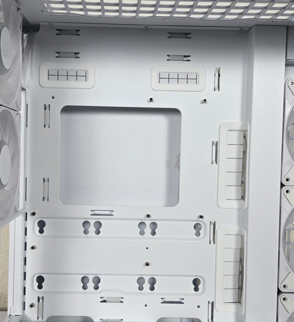 ARCTIC Xtender VG White Case Review: One Case to Rule them All! 29 ARCTIC Xtender VG White Side View 11