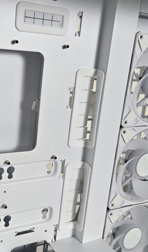 ARCTIC Xtender VG White Case Review: One Case to Rule them All! 31 ARCTIC Xtender VG White Side View 13