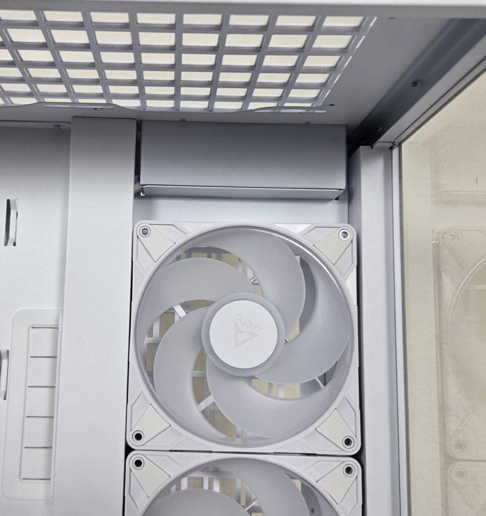 ARCTIC Xtender VG White Case Review: One Case to Rule them All! 18 ARCTIC Xtender VG White Side View 4