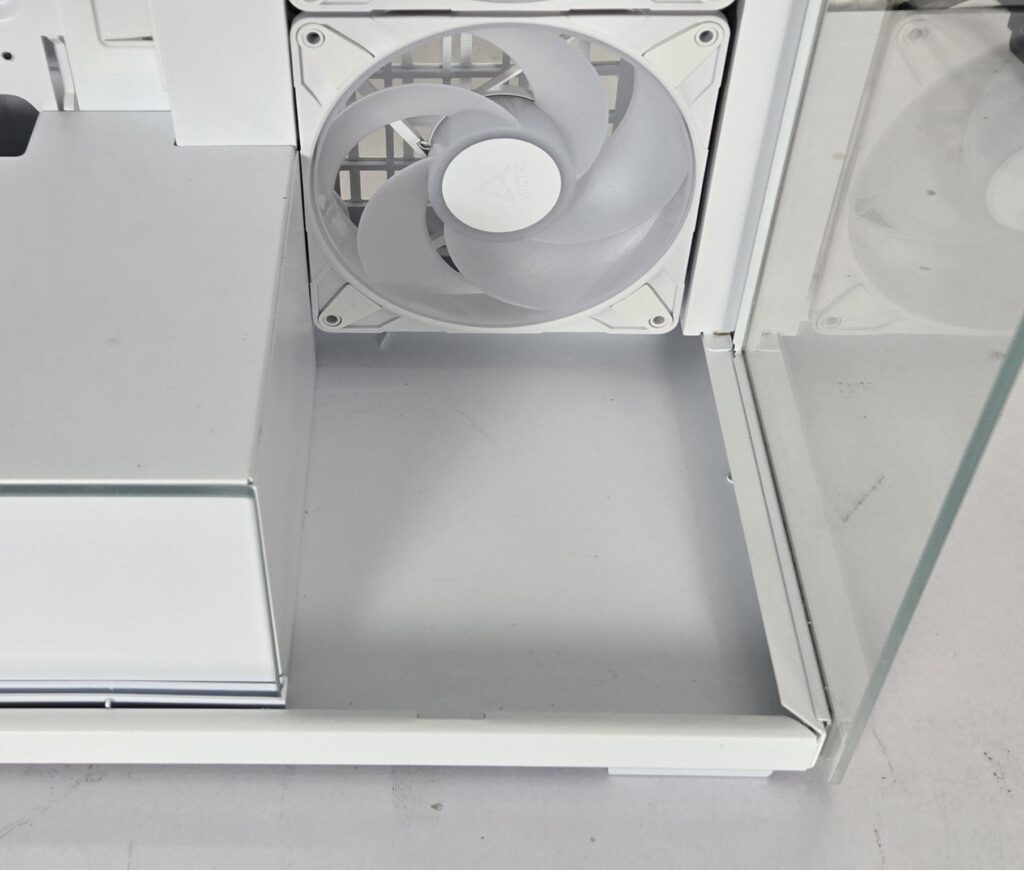 ARCTIC Xtender VG White Case Review: One Case to Rule them All! 19 ARCTIC Xtender VG White Side View 5