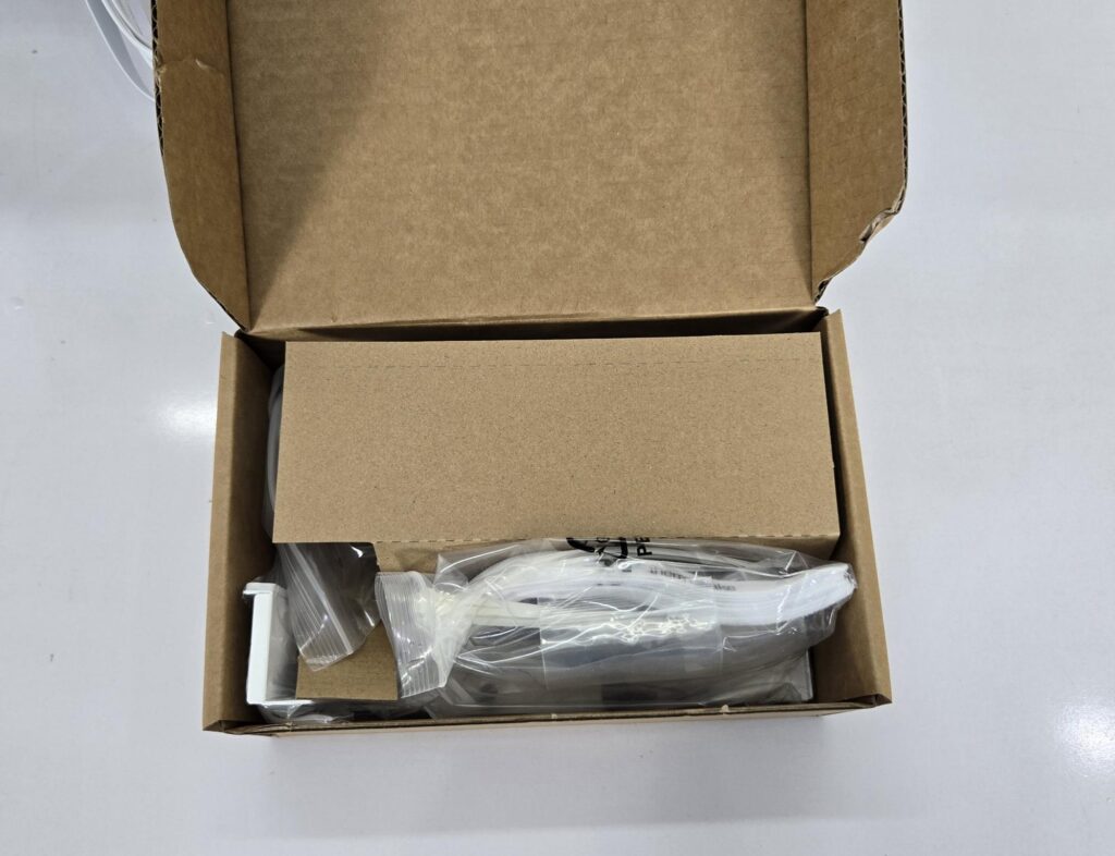 Thermaltake CTE E550 TG Snow Edition Review 5 Thermaltake CTE E550 TG Snow Accessory Box