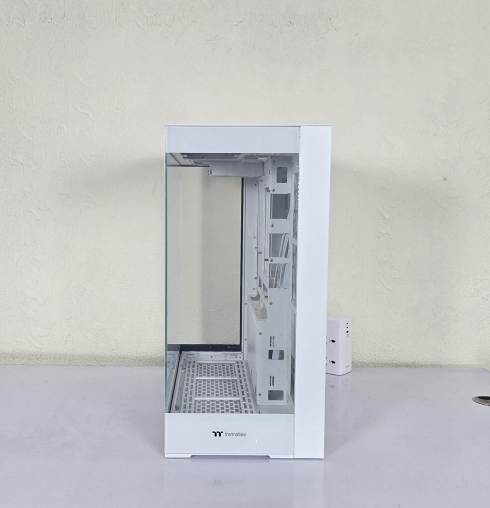 Thermaltake CTE E550 TG Snow Edition Review 9 Thermaltake CTE E550 TG Snow Front Panel 1