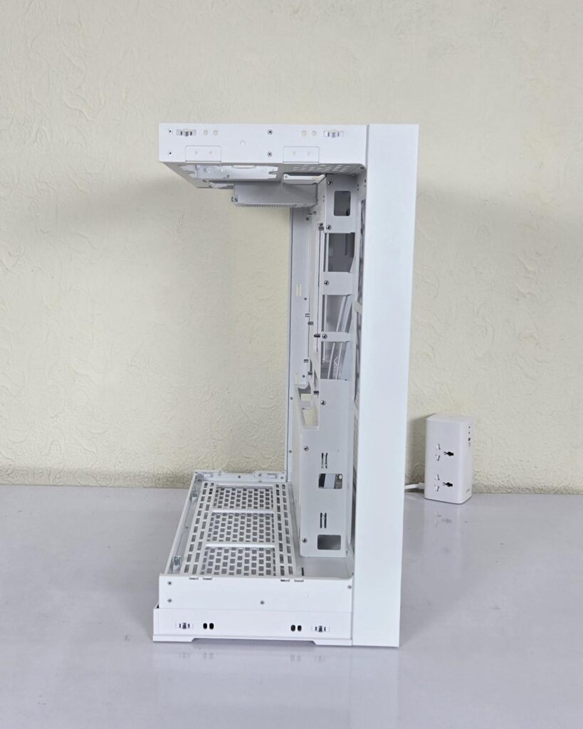 Thermaltake CTE E550 TG Snow Edition Review 10 Thermaltake CTE E550 TG Snow Front Panel 2