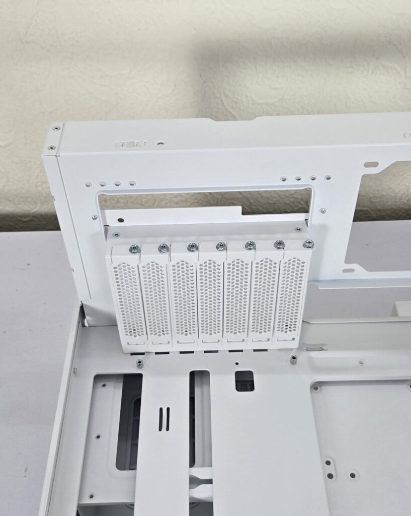 Thermaltake CTE E550 TG Snow Edition Review 24 Thermaltake CTE E550 TG Snow PCIe Bracket 1