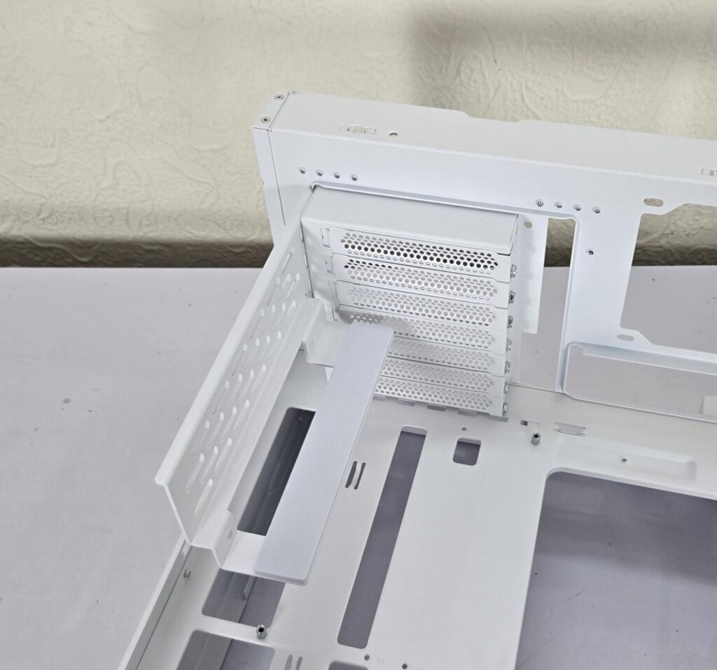 Thermaltake CTE E550 TG Snow Edition Review 27 Thermaltake CTE E550 TG Snow PCIe Bracket 4