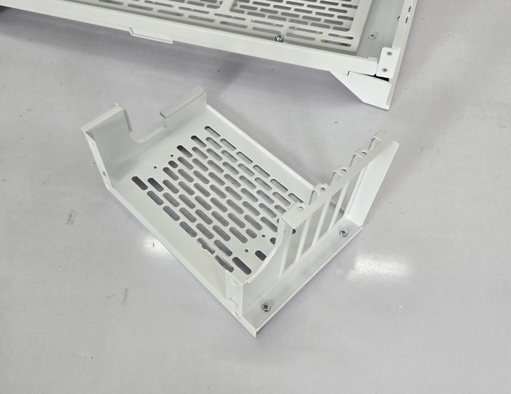 Thermaltake CTE E550 TG Snow Edition Review 28 Thermaltake CTE E550 TG Snow PCIe Bracket 5