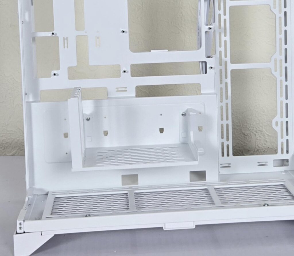 Thermaltake CTE E550 TG Snow Edition Review 29 Thermaltake CTE E550 TG Snow PCIe Bracket 6