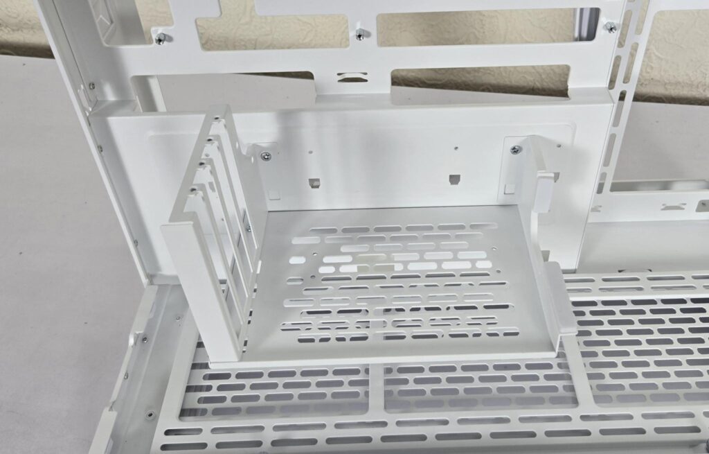 Thermaltake CTE E550 TG Snow Edition Review 30 Thermaltake CTE E550 TG Snow PCIe Bracket 7
