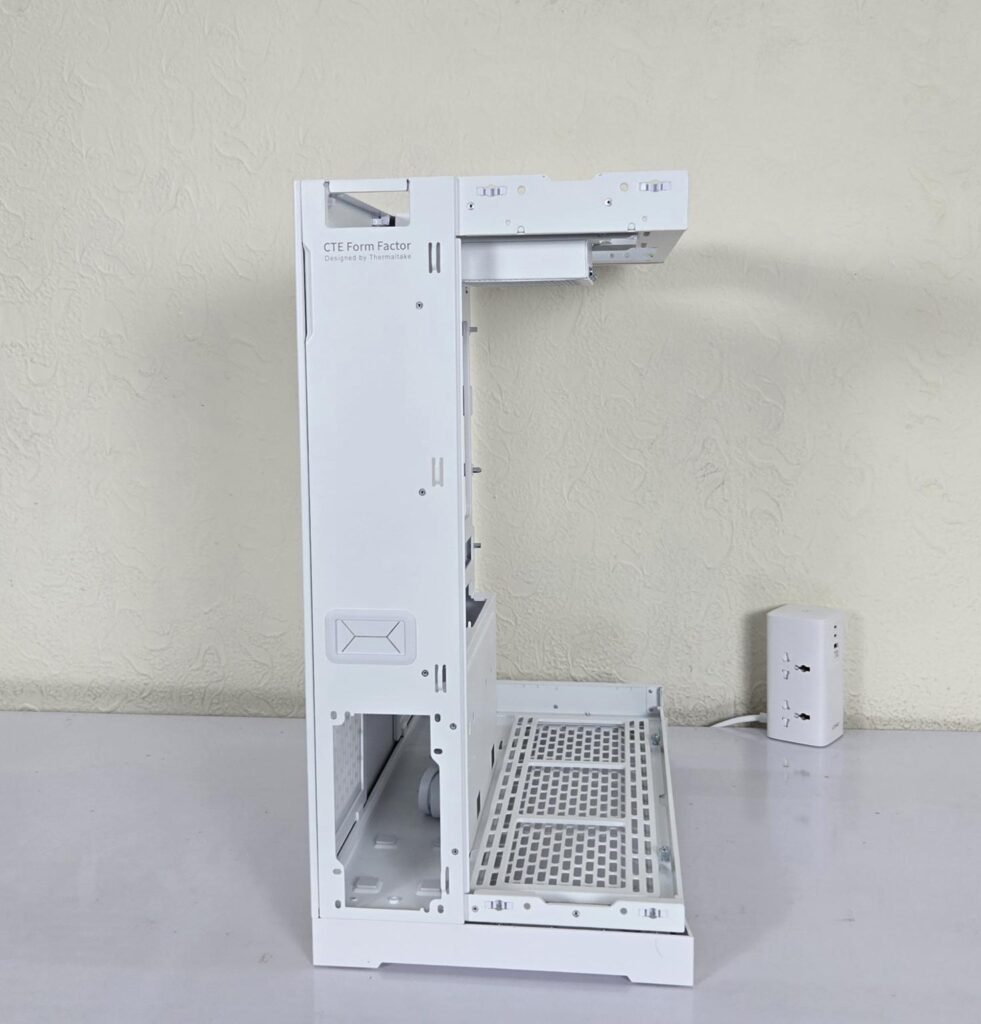 Thermaltake CTE E550 TG Snow Edition Review 12 Thermaltake CTE E550 TG Snow Rear View 2