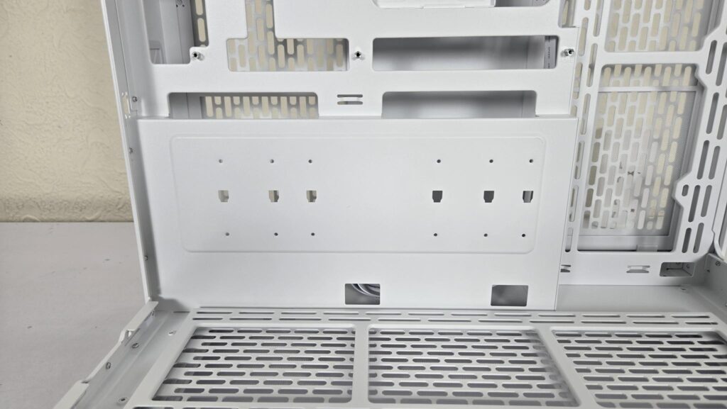 Thermaltake CTE E550 TG Snow Edition Review 39 Thermaltake CTE E550 TG Snow Side View 8